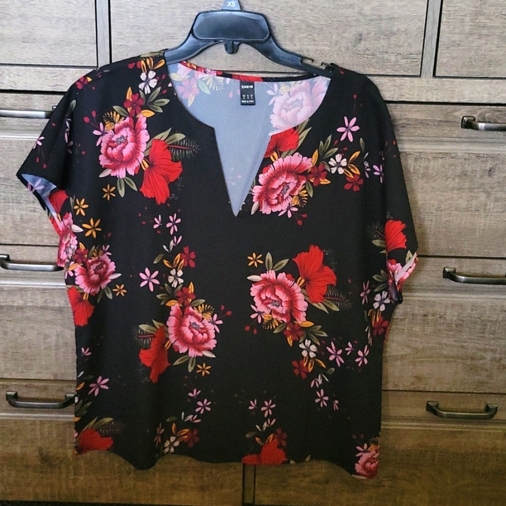 Hawaiian print dress or casual bouse